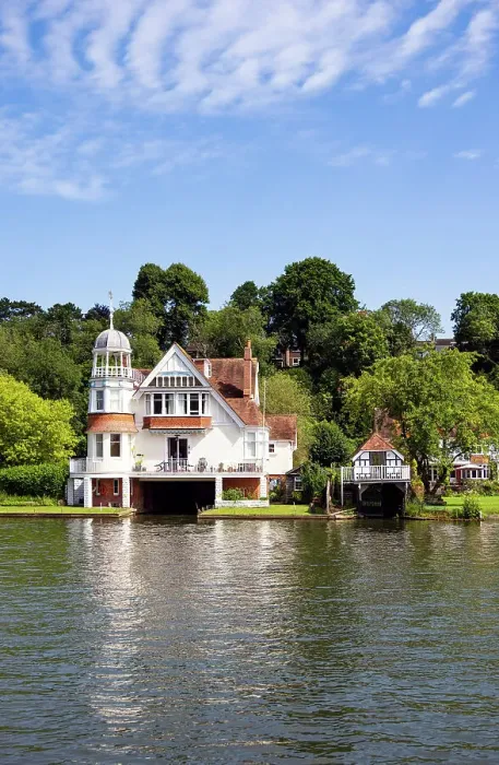 Framed Print : Riverside house in Caversham, Reading, Berkshire, England Framed Print : Riverside house in Caversham, Reading, Berkshire, England