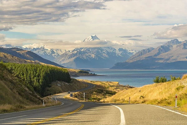 Road alongside Lake Pukaki, looking towards Mt Cook mountain range