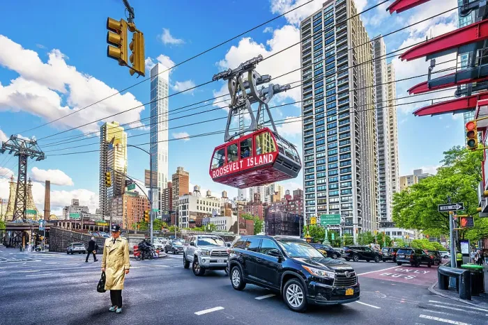 Framed Print : Roosevelt Island Tramway hanging over Manhattan‚Ao√N√¥s Traffic, connecting Manhattan with Roosevelt island, Manhattan, New York City, USA