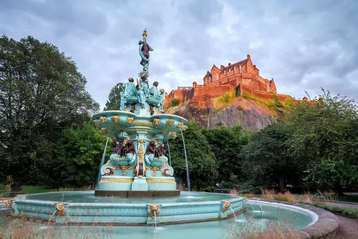 Framed Print : Ross Fountain and Edinburgh Castle, Edinburgh, Lothian, Scotland, UK