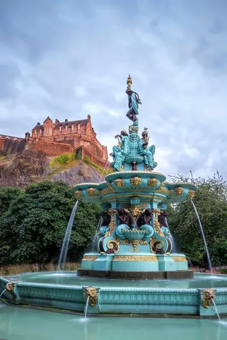 Framed Print : Ross Fountain and Edinburgh Castle, Edinburgh, Lothian, Scotland, UK