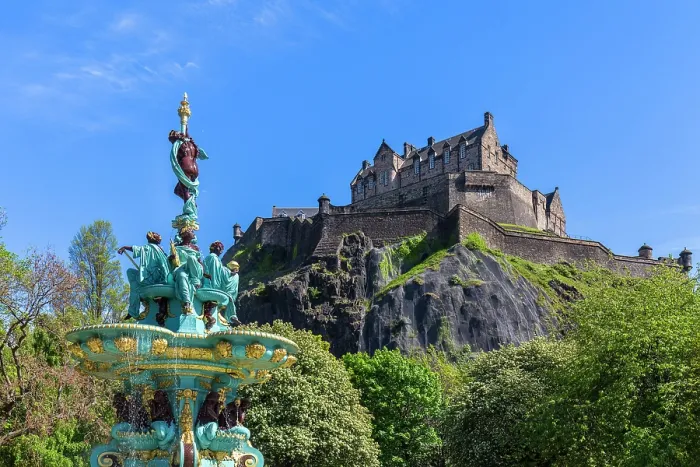 Framed Print : Ross Fountain and Edinburgh castle in spring. Edinburgh, Scotland, United Kingdom Framed Print : Ross Fountain and Edinburgh castle in spring. Edinburgh, Scotland, United Kingdom