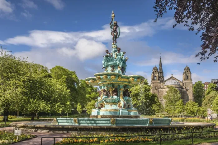 Framed Print : Ross Fountain with the Parish Church of St. Cuthbert in Princes Street Gardens, Edinburgh