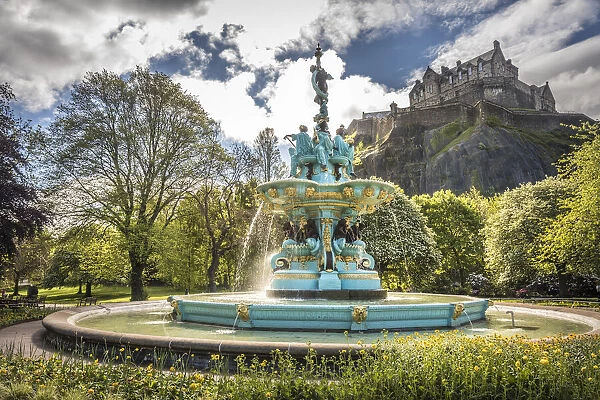 Ross Fountain in Princes Street Gardens with Edinburgh Castle, Edinburgh