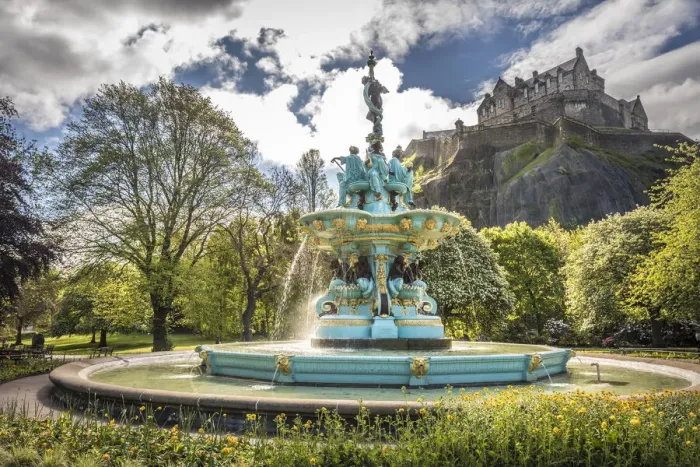 Framed Print : Ross Fountain in Princes Street Gardens with Edinburgh Castle, Edinburgh Framed Print : Ross Fountain in Princes Street Gardens with Edinburgh Castle, Edinburgh
