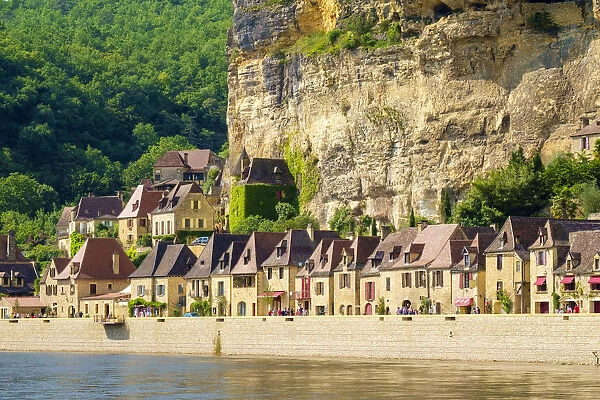 Rows of old stone houses along Dordogne River in late afternoon, La Roque-Gageac