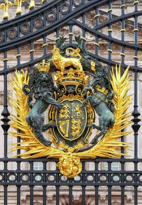 Framed Print : Royal coat of arms on the wrought iron gates of Buckingham Palace, London, England Framed Print : Royal coat of arms on the wrought iron gates of Buckingham Palace, London, England