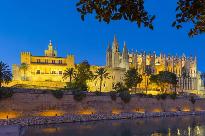 Framed Print : Royal Palace of La Almudaina & Cathedral La Seu, Palma, Mallorca, Balearic Islands Framed Print : Royal Palace of La Almudaina & Cathedral La Seu, Palma, Mallorca, Balearic Islands