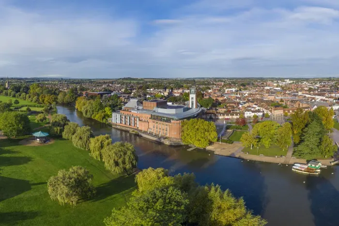 Framed Print : The Royal Shakesphere Theatre and Swan Theatre on the river Avon, Stratford-upon-Avon