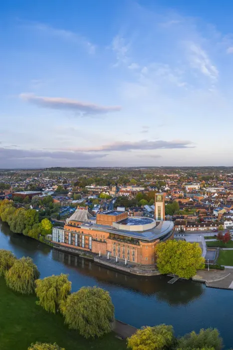 Framed Print : The Royal Shakesphere Theatre and Swan Theatre on the river Avon, Stratford-upon-Avon Framed Print : The Royal Shakesphere Theatre and Swan Theatre on the river Avon, Stratford-upon-Avon
