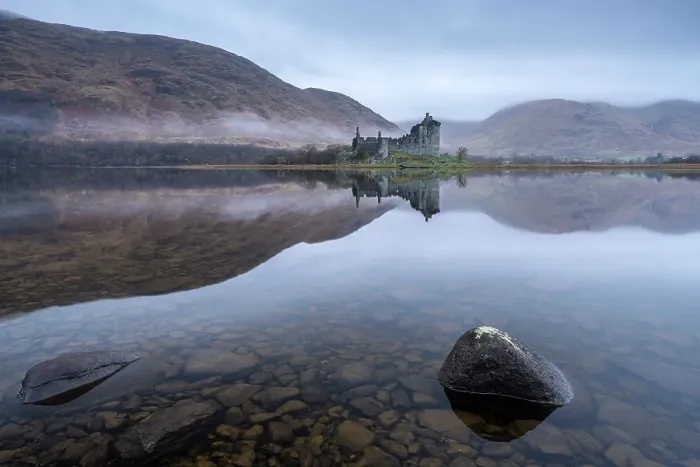 Framed Print : The ruins of Kilchurn Castle on Loch Awe on a cold, moody morning, Argyll & Bute, Scotland. Spring (March) 2024