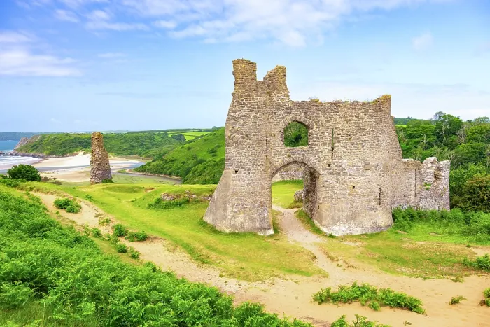 Framed Print : Ruins of Pennard Castle, with the Three Cliffs Bay (Bae y Tri Chlogwyn) or Three Cliff Bay in the background, Gower Peninsula, Swansea, Wales Framed Print : Ruins of Pennard Castle, with the Three Cliffs Bay (Bae y Tri Chlogwyn) or Three Cliff Bay in the background, Gower Peninsula, Swansea, Wales