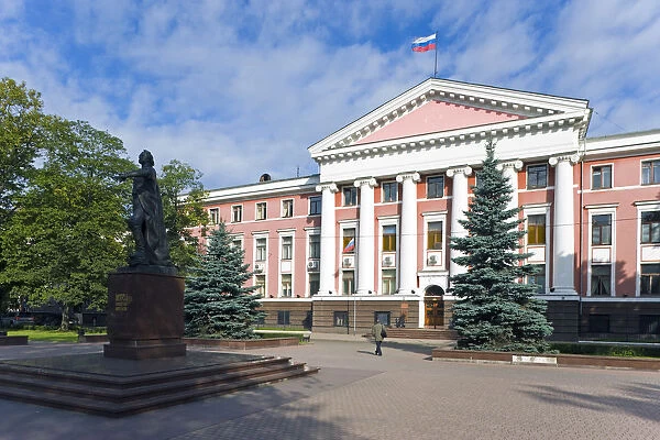 Russia, Kaliningrad, Administration building of the Russian Baltic Naval fleet, statue