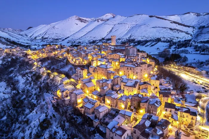 Framed Print : Santo Stefano di Sessanio covered with snow, Gran Sasso and Laga Mountains National Park, L'Aquila province, Abruzzo, Apennines, Italy
