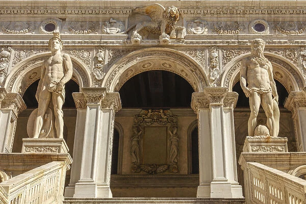 Scala dei Giganti, Sculpture Mars and Neptune in the courtyard of the Doges Palace