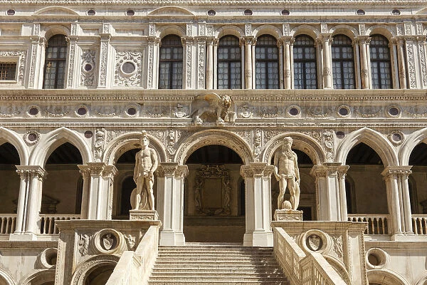 Scala dei Giganti, Sculpture Mars and Neptune in the courtyard of the Doges Palace