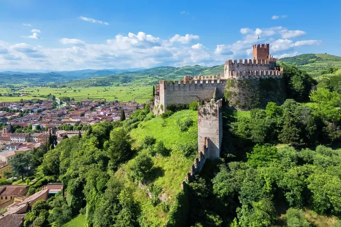 Framed Print : Scaligero castle of Soave in summer. Verona district, Veneto, Italy Framed Print : Scaligero castle of Soave in summer. Verona district, Veneto, Italy