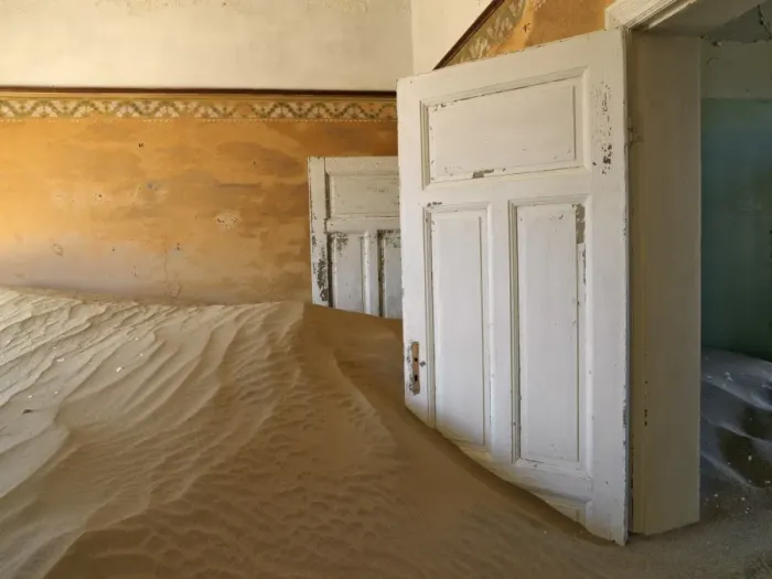 Framed Print : A scene in the deserted diamond-mining town of Kolmanskop Framed Print : A scene in the deserted diamond-mining town of Kolmanskop