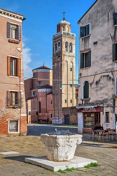 Scenic corner with water well of stone (vera da pozzo) Dorsoduro, Venice, Veneto, Italy