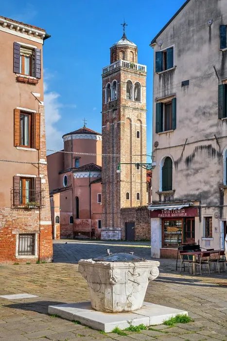Framed Print : Scenic corner with water well of stone (vera da pozzo) Dorsoduro, Venice, Veneto, Italy Framed Print : Scenic corner with water well of stone (vera da pozzo) Dorsoduro, Venice, Veneto, Italy