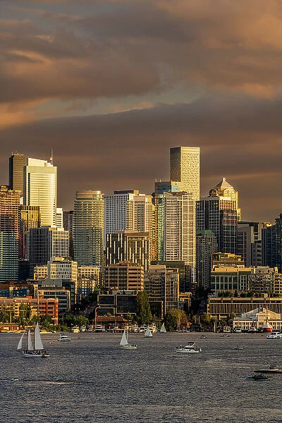 Scenic sunset view of Lake Union and downtowns skyline, Seattle, Washington, USA