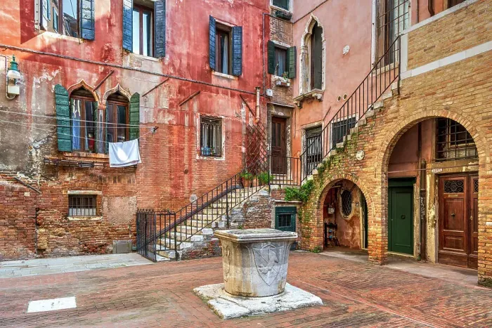 Framed Print : Scenic view of a courtyard with water well of stone (vera da pozzo), Venice, Veneto, Italy