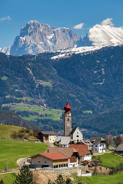 Scenic view of Ritten-Renon high plateau with Sassolungo (Langkofel) mountain in the background, Trentino-Alto Adige / Sudtirol, Italy