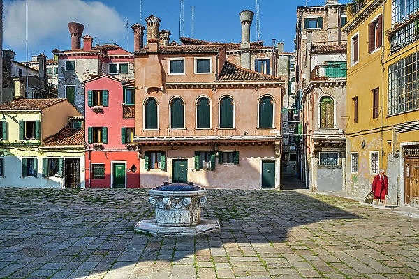 Scenic view of a square with water well of stone (vera da pozzo), Venice, Veneto, Italy