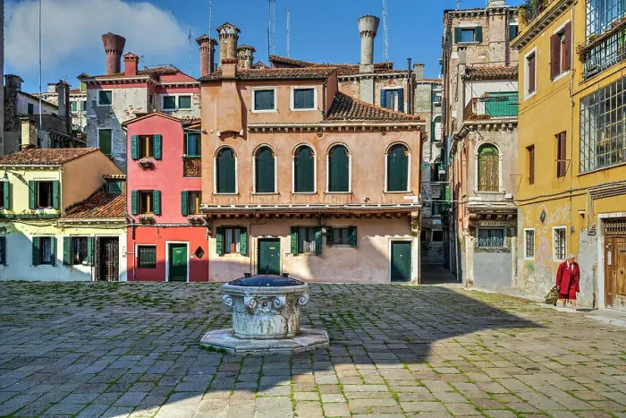 Framed Print : Scenic view of a square with water well of stone (vera da pozzo), Venice, Veneto, Italy Framed Print : Scenic view of a square with water well of stone (vera da pozzo), Venice, Veneto, Italy