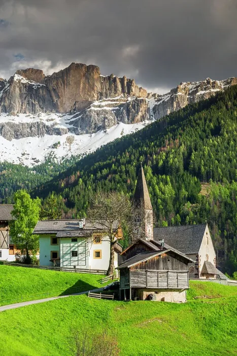 Framed Print : Scenic view of St. Magdalena-Santa Maddalena mountain village with Odle (Geislergruppe) mountain group behind, Dolomites, Villnoss-Val di Funes, Alto Adige-Sudtirol, Italy