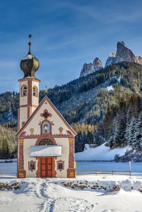 Framed Print : Scenic winter view over St Johann in Ranui church with Odle Dolomites behind