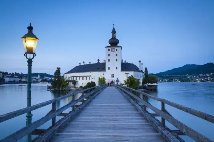 Framed Print : Schloss Ort on Lake Traunsee, Gmunden, Salzkammergut, Upper Austria, Austria Framed Print : Schloss Ort on Lake Traunsee, Gmunden, Salzkammergut, Upper Austria, Austria
