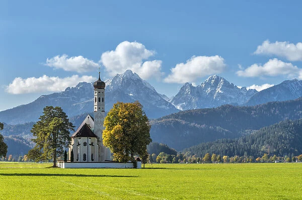 Schwangau, Swabia, Bavaria, Germany. The pilgrimage church of Saint Coloman. In the background the Gehrenspitze in the Tannheim mountains