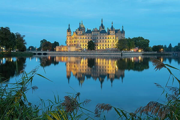 Schwerin Castle with reflection on Burgsee at twilight, Schwerin, Mecklenburg, Mecklenburg-Vorpommern, Germany