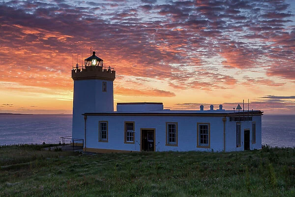 Scotland, Caithness, Duncansby Head lighthouse, morning light
