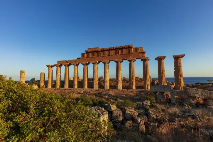 Framed Print : Selinunte, Sicily. Greek temple at sunset with the sea in the background Framed Print : Selinunte, Sicily. Greek temple at sunset with the sea in the background