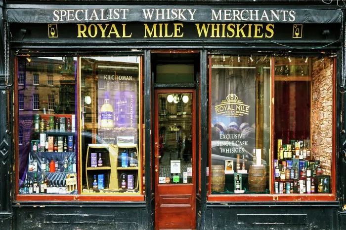 Framed Print : Shop on the Royal Mile Whiskies, Edinburgh, Scotland, UK Framed Print : Shop on the Royal Mile Whiskies, Edinburgh, Scotland, UK