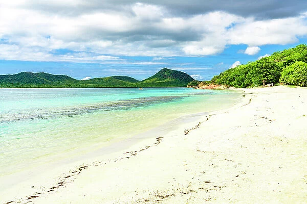 Empty shore in a tropical lagoon, Hermitage Beach, Antigua, Antigua & Barbuda, Caribbean, West Indies