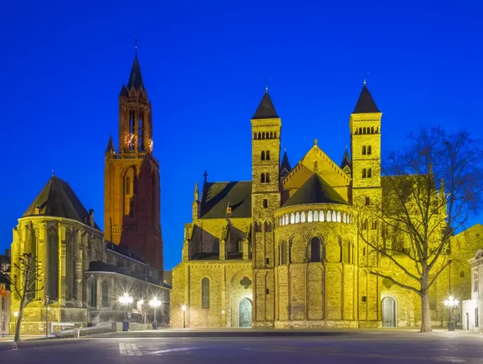 Framed Print : Sint Servsbasiliek (right) and Sint-Janskerk (left) on Vrijthof square at dusk Framed Print : Sint Servsbasiliek (right) and Sint-Janskerk (left) on Vrijthof square at dusk