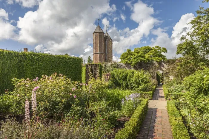 Framed Print : Sissinghurst Castle Garden, Cranbrook, Kent, England Framed Print : Sissinghurst Castle Garden, Cranbrook, Kent, England