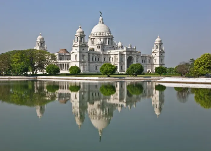 Framed Print : Situated in a well-tended park, the magnificent Victoria Memorial building with its white marble domes was built to commemorate Queen Victorias diamond jubilee in 1901 but was completed more than ten years after her death Framed Print : Situated in a well-tended park, the magnificent Victoria Memorial building with its white marble domes was built to commemorate Queen Victorias diamond jubilee in 1901 but was completed more than ten years after her death