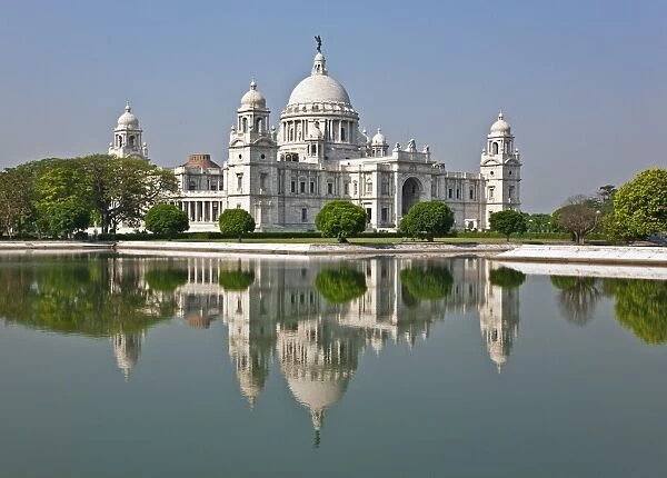 Situated in a well-tended park, the magnificent Victoria Memorial building with its white marble domes was built to commemorate Queen Victorias diamond jubilee in 1901 but was completed more than ten years after her death
