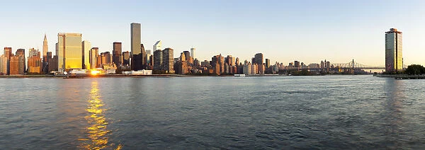 Skyline of Midtown Manhattan from Queens, showing the Chrysler Building and the UN