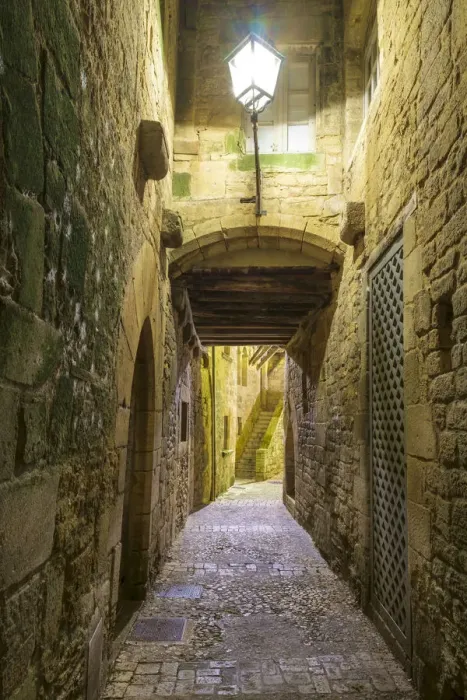 Framed Print : Small alleyway on Rue de la Liberta at night, Sarlat-la-Cana da, Dordogne Department
