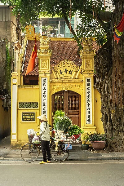 Small Chinese Buddhist temple in the Old Town, Hanoi, Vietnam