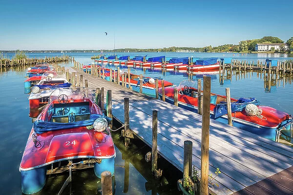 Small excursion boats on Lake Zwischenahner Meer, Bad Zwischenahn, Oldenburger Land, Lower Saxony, Germany