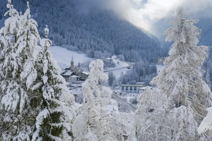 Framed Print : The small town of Filisur with snow in winter. Switzerland, Europe