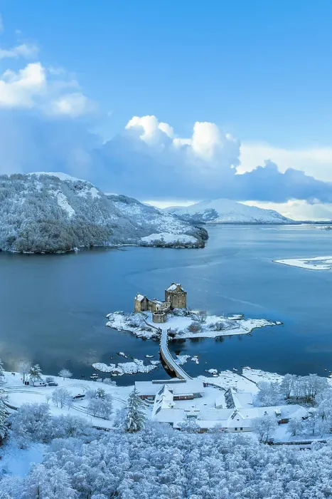 Framed Print : Snowy morning at Eilean Donan Castle on Loch Duich, Dornie, Western Highlands, Scotland, United Kingdom