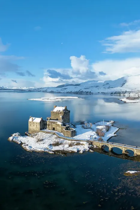 Framed Print : Snowy morning at Eilean Donan Castle on Loch Duich, Dornie, Western Highlands, Scotland, United Kingdom