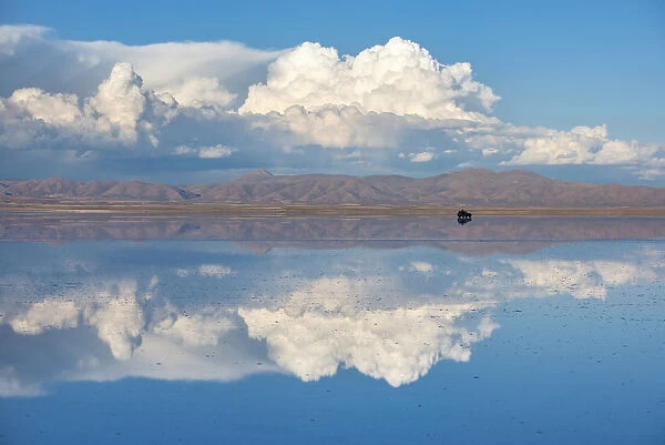 South America, Andes, Altiplano, Bolivia, Salar de Uyuni. car on playa